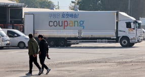 쿠팡은 지난 18일 제3자의 비인가 접근을 통해 4500여 명 고객 계정의 배송 정보가 조회된 사실을 확인하고 관련 기관에 신고했다. 서울 서초구 쿠팡 서초1캠프에 쿠팡 배송차량이 대기하고 있다. /사진=뉴시스