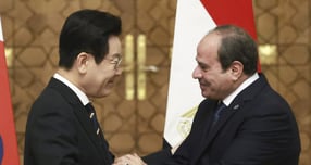 이재명 대통령과 압델 파타 알시시 이집트 대통령이 한-이집트 포괄적경제동반자협정 추진에 합의했다. 사진은 20일(현지시각) 이 대통령이 카이로 대통령궁에서 알시시 이집트  대통령과 공동언론발표를 마친 뒤 악수하고 있는 모습. /사진=뉴시스