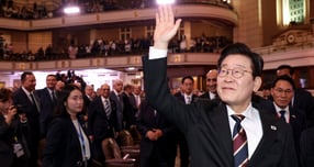 이재명 대통령이 샤인 이니셔티브 대 중동 구상을 발표했다. 사진은 지난 20일(현지시각) 이 대통령이 이집트 카이로대학교에서 대 중동 구상 연설을 마친 뒤 인사하는 모습. /사진=뉴시스