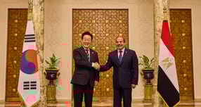 이재명 대통령이 &quot;한국의 변화된 모습을 느끼고 다양한 협력 방안에 대해 후속 논의를 할 수 있기를 기대한다&quot;며 압델 파타 알시시 이집트 대통령을 초대했다. 사진은 지난 20일(현지시각) 이 대통령이 카이로 대통령궁에서 열린 공식 환영식에서 알시시 이집트 대통령과 기념촬영을 하는 모습. /사진=뉴시스(공동취재)