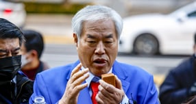 서울서부지법 폭력 난동 사태의 배후로 지목된 전광훈 사랑제일교회 목사가 경찰에 재출석한다. 사진은 지난 18일 서울 종로구 서울경찰청으로 피의자 신분 조사를 받기 위해 출석하며 입장을 밝힌 특수건조물침입·특수공무집행방해 교사 등 혐의를 받는 전광훈 사랑제일교회 목사. /사진=뉴시스