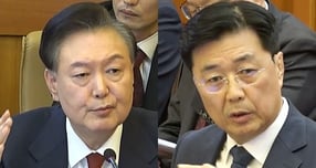 윤석열 전 대통령과 홍장원 전 국가정보원 제1차장이 설전을 벌였다. 사진은 지난 2월20일 서울 종로구 헌법재판소 대심판정에서 열린 윤석열 대통령 탄핵심판 10차 변론에서 윤 전 대통령(왼쪽)과 증인으로 출석한 홍 전 차장(오른쪽)이 발언하는 모습. /사진=뉴스1(헌법재판소 제공)