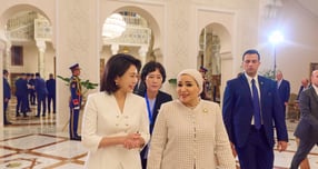 이재명 대통령의 부인 김혜경 여사가 이집트 영부인과 친교를 다졌다. 사진은 지난 20일(현지시각) 이 대통령 부인 김 여사가 카이로 대통령궁에서 열린 공식 환영식에서 이집트 영부인 인티사르 알시시 여사와 환담하는 모습. /사진=뉴시스(공동취재)