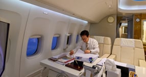 이재명 대통령이 남아프리카공화국 수도 요하네스버그에서 열리는 G20(주요 20개국) 정상회의에 참석한다. 사진은 지난 19일(현지시각) 이 대통령이 UAE 국빈 방문을 마치고 다음 순방지인 이집트로 향하는 공군 1호기에서 집무를 보고 있는 모습. /사진=이재명 대통령 인스타그램 캡처