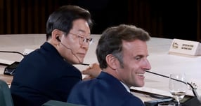 이재명 대통령이 남아프리카공화국에서 열리는 G20(주요 20개국) 정상회의를 계기로 프랑스 및 독일 정상과 회담을 할 전망이다. 사진은 지난 6월17일(현지시각) 이 대통령(왼쪽)과 에마뉘엘 마크롱 프랑스 대통령이 캐나다 앨버타주 카나나스키스 G7(주요 7개국) 정상회의장에서 열린 G7 정상회의 확대세션에 참석한 모습. /사진=뉴시스