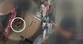 아들처럼 챙겼던 중학생 손님에게 불법 촬영당한 미용실 사장의 사연이 전해졌다. 사진은 남학생이 미용실 사장을 불법 촬영하는 모습(왼쪽)과 휴대전화를 확인하는 남학생의 모습. /사진=JTBC &#039;사건반장&#039; 캡처