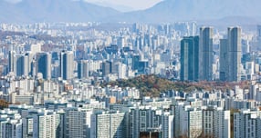 KB국민은행이 연간 가계대출 총량 관리를 위해 올해 실행 예정인 주택 구입 목적의 가계대출 신규 접수를 막는다. 사진은 서울 중구 남산에서 바라본 아파트 단지의 모습./사진=뉴스