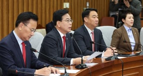 송언석 국민의힘 원내대표가 공무원 성실행정면책법을 추진하겠다고 전했다. 사진은 21일 송 원내대표가 서울 여의도 국회에서 열린 국민의힘 원내대책회의에서 발언하는 모습. /사진=뉴시스