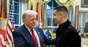 도널드 트럼프 미국 대통령이 포르투갈의 세계적 축구선수 크리스티아누 호날두를 만난 뒤 백악관 집무실에서 두 사람이 함께 축구하는 모습을 담은 인공지능(AI) 영상을 게시했다. /사진=호날두 인스타그램