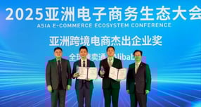 알리익스프레스가 &#039;2025 아시아 이커머스 생태대회&#039;에서 크로스보더 전자상거래 우수기업상을 수상했다. 사진은 시상식 현장에서 관계자들이 기념 촬영을 하고 있는 모습. /사진=알리익스프레스