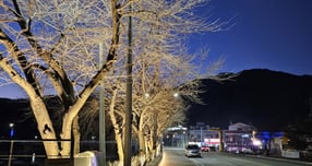 가평군이 최근 야간경관 특화거리 조성사업을 마치고  점등에 들어간 청평면 청평리 808-12번지 일원 모습. /사진제공=가평군