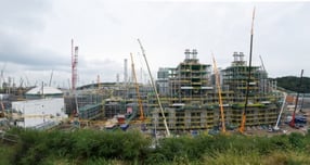 에쓰오일의 초대형 석유화학 프로젝트인 &#039;샤힌 프로젝트&#039;도 정부 정책과의 상충 지점에서 특혜 논란의 핵심으로 자리잡았다. 사진은 안와르 알 히즈아지 최고경영자(CEO)가 김정관 산업통상부 장관으로부터 금탑 산업훈장을 수여하는 모습. /사진=에쓰오일 제공