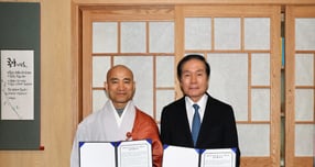 김주수 의성군수(오른쪽)와 조계사 주지 담화 원명 스님(왼쪽)과 농특산물 유통 및 판매 활성화를 위한 상호협력 업무협약서를 들어보이고 있다./사진제공=경북 의성군