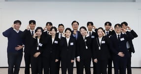  사진은 지난 19일 서울 여의도 LS증권 본사에서 LS증권 임직원들과 인턴사원들이 교육을 마친 뒤 기념촬영을 하는 모습. /사진=LS증권