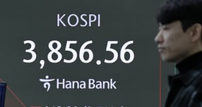 코스피가 하락세가 21일 지속되고 있다. 사진은 이날 오전 서울 중구 하나은행 딜링룸 전광판. /사진=뉴스