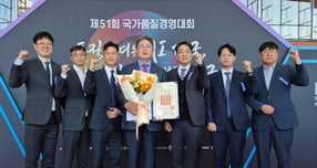 정종표 DB손해보험 대표이사 사장이 지난 19일 제51회 국가품질경영대회에서 철탑산업훈장을 수상했다. 사진은 이날 서울 강남구 코엑스에서 열린 이 대회에서 기념촬영하는 정 대표(가운데). /사진=DB손해보험