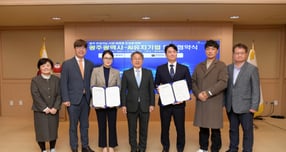 강기정 광주시장(왼쪽 네번째)이 21일 오전 시청 비즈니스룸에서 베로 홀딩스 정소영 대표이사, 앤솔루션 이민성 대표이사와 광주 인공지능 산업생태계 조성을 위한 업무협약을 체결한 후 참석자들과 함께 기념촬영을 하고 있다./사진=광주시