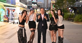 이현재 경기 하남시장(가운데)이 지난 10월 &#039;글로벌 K-POP 댄스 챌린지 in Hanam&#039;에 참가 글로벌 인플루언서들과 사진을 찍고 있다. /사진제공=하남시 