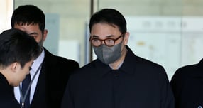 김건희 특검이 김건희 여사의 오빠 김진우씨를 오는 27일 재소환한다. 사진은 지난 19일 영장실질심사를 마치고 법원을 빠져나가는               김씨. /사진=뉴스