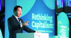 최태원 SK회장이 21일 일본 도쿄대 야스다 강당에서 개최된 ‘도쿄포럼2025’에서 개회사를 진행하고 있다. / 사진=SK그룹