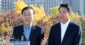 서울시와 국토부가 첫 실무자 회의를 가졌다. 서로의 정책 방향이 다른 만큼 조율이 쉽지 않을 전망이지만, 이번 만남은 긍정적이란 평가가 나온다. 사진은 (왼쪽부터)김윤덕 국토부 장관과 오세훈 서울시장이 지난 13일 서울 중구 한식당 달개비에서 오찬 회동을 마친 뒤 기자들과 질의응답을 하는 모습. /사진=뉴시스