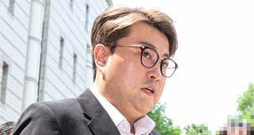 음주운전 뺑소니 사고로 실형을 선고받아 수감 중인 김호중에게 수천만원대 뇌물을 요구한 소망교도소 교도관에 대해 법무부가 형사고발과 중징계 조치를 했다사진은 지난해 5월 서울중앙지방법원으로 들어선 음주 운전 뺑소니 등의 혐의로 구속 영장이 청구된 트로트 가수 김호중. /사진=스타뉴스