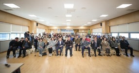 주광덕 남양주시장(앞줄 오른쪽서 7번째)이 21일 남양주시북부장애인복지관에서 열린 (사)경기장애인부모연대 남양주시지회 개최 슐런대회에 참석해 단체사진을 찍고 있다. /사진제공=남양주시