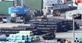 권향엽 의원(더불어민주당·전남 순천·광양·곡성·구례을)이 발의한 &#039;철강산업 진흥 및 탈탄소 전환 촉진을 위한 특별법안&#039;(K-스틸법)이 21일 산업통상자원중소벤처기업위원회 전체회의를 통과했다. 사진은 지난 29일 오후 경기 평택시 포승읍 평택항에 철강제품이 쌓여있는 모습. /사진=뉴스