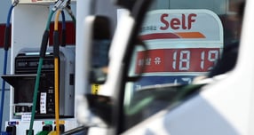 지난 19일 서울 한 주소에 휘발유 판매 가격이 게시되어 있다. /사진=뉴시스