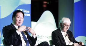 최태원 SK그룹 회장(왼쪽)이 21일 일본 도쿄대 야스다 강당에서 열린 &#039;도쿄포럼 2025&#039;의 비즈니스 리더 세션에 참석해 토론하고 있다. 오른쪽은 이와이 무츠오 일본경제동우회 회장 대행 겸 일본담배산업 이사회 의장. /사진=SK그룹