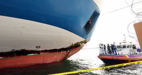 전남 신안 해상에서 좌초 사고를 일으킨 대형 여객선 퀸제누비아2호의 일등항해사와 조타수가 22일 법원에서 구속 여부를 판단받는다.  사진은 퀸제누비아2호 좌초 사고와 관련해 국립과학수사연구원, 목포해경 등이 합동으로 선체합동감식을 진행하는 모습./사진=뉴스