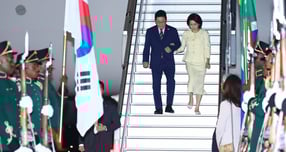 이재명 대통령이 22일(현지시각) 남아프리카공화국 주요 20개국(G20) 정상회의에 참석할 예정이다. 사진은 이 대통령 내외가 지난 21일 G20 정상회의가 열리는 남아공에 도착한 모습. /사진=뉴시스       