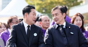 장동혁 국민의힘 대표가 조국 조국혁신당 당대표 후보가 제안한 대장동 항소 포기 관련 토론을 수락했다. 사진은 지난달 29일 장 대표(왼쪽)와 조 후보가 이태원 참사 3주기 행사에 참석한 모습. /사진=뉴시스(공동취재)  