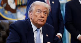 도널드 트럼프 미국 대통령이 러시아와 우크라이나 간의 전쟁을 끝내기 위한 평화협상안 합의 시한을 오는 27일로 제시했다. 사진은 도널드 트럼프 미국 대통령이 17일(현지시간) 백악관 집무실에서 백악관 태스크포스와 회의하는 모습. /사진=뉴스