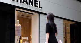 연말 홀리데이 시즌을 앞두고 글로벌 명품 브랜드들이 일제히 가격을 올리고 있다. 사진은  서울 시내 한 샤넬 매장./사진=뉴시스