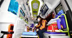 서울 구로구 한 건물에서 세탁기를 옮기던 남성이 2층 난간 아래로 추락해 중상을 입는 사고가 발생했다. 사진은 안전센터 응급대원들이 긴급 상황에 대비해 장비 점검을 하는 모습. /사진=뉴스