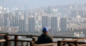 연말을 앞두고 가계대출이 빠르게 늘자 은행권이 잇달아 대출 접수를 중단하며 사실상 &#039;셧다운&#039;에 들어가고 있다. 사진은 이날 남산에서 바라본 서울시내 아파트 및 주택 단지./사진=뉴스