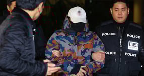 도이치모터스 주가조작 의혹에서 제3의 주포로 지목된 이모씨가 구속 심사를 포기했다. 사진은 이씨가 지난 20일 특검 사무실로 압송되는 모습. /사진=뉴시스         