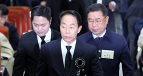 고(故) 김영삼(YS) 전 대통령의 차남 김현철 김영삼대통령기념재단 이사장이 22일 더불어민주당 지도부의 YS 서거 10주기 추모식 불참을 공개 비판했다. 사진은  김현철 이사장이 21일 오전 서울 동작구 국립서울현충원 현충관에서 열린 김영삼 대통령 서거 10주기 추모식에 참석하는 모습./사진=뉴시스