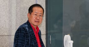 홍준표 전 대구시장이 오세훈 서울시장의 세운상가 재개발 추진 정책을 비판하는 여권을 향해 내년 지선을 앞둔 오 시장 흠집 내기라고 지적했다. 사진은 홍 전 시장이 지난 6월 인천공항을 통해 귀국하는 모습. /사진=뉴시스