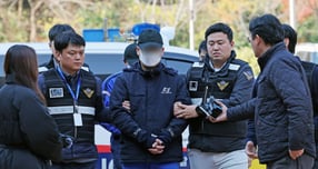 267명이 탑승한 여객선 퀸제누비아2호의 좌초 사고를 유발한 일등항해사가 사과했다. 사진은 항해사 A씨(가운데)가 22일 영장실질심사를 받기 위해 법원으로 향하는 모습. /사진=뉴스1  