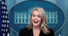 역대 최연소 백악관 대변인 캐롤라인 레빗이 60세 남편과의 결혼생활을 공개했다. 사진은 레빗 대변인이 백악관에서 브리핑을 하는 모습. /사진=로이터