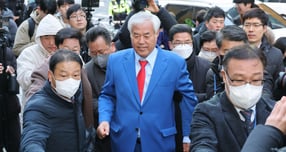 전광훈 사랑제일교회 목사가 &quot;좌파 대통령들만 되면 항상 나를 불러서 조사한다&quot;고 공개적으로 주장했다. 사진은 지난 18일 경찰 조사를 받기 위해 전 목사가 서울경찰청에 출석하는 모습. /사진=뉴스1      