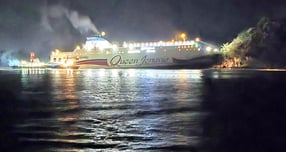 전남 신안군 해상에서 267명을 태운 대형 여객선이 무인도로 돌진하는 사고를 유발한 일등항해사와 조타수가 구속됐다. 사진은 사고를 당한 여객선이 지난 20일 새벽 해경에 의해 이초되는 모습. /사진=뉴스