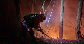 강원 양양군 서면 야산에서 발생한 산불이 확산 조짐을 보이면서 관계 당국이 인근 주민들에게 긴급 대피를 권고했다. 사진은 소방대원이 산불을 진화하는 모습. /사진=뉴스1(동부지방산림청 제공)             