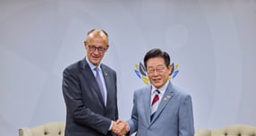 이재명 대통령과 프리드리히 메르츠 독일 총리가 22일(현지 시간) 남아프리카공화국 요하네스버그 엑스포 센터 양자회담장에서 한-독일 정상회담 기념촬영을 하고 있다.  /사진=뉴시스(공동취재)