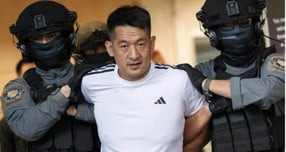 불법 온라인 도박 사이트 운영 혐의로 중국에서 기소된 서즈장이 중국 송환을 앞두고 태국 사뭇프라칸주 수완나품 국제공항에 경찰에 호송되는 모습/사진=더 스트레이츠 타임즈