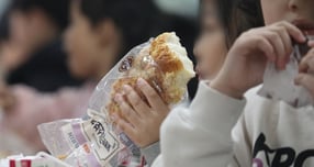 학교 급식·돌봄 업무 등에 종사하는 비정규직 노동자들이 총파업에 돌입한 지난 20일 충북 청주의 한 초등학교에서 학생들이 빵과 과일, 주스 등 대체식을 먹고 있는 모습. /사진=뉴스