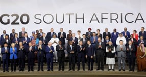 [요하네스버그=뉴시스] 최동준 기자 = 이재명(앞줄 오른쪽 네번째) 대통령이 22일(현지 시간) 남아프리카공화국 요하네스버그 엑스포 센터에서 열린 G20 정상회의에서 공식 단체사진 촬영을 하고 있다.  앞줄 오른쪽부터 파블로 키르노 아르헨티나 외교부 장관, 파이살 빈 파르한 알 사우드 사우디아라비아 외무장관, 키어 스타머 영국 총리, 이 대통령, 나렌드라 모디 인도 총리, 프리드리히 메르츠 독일 총리, 에마뉘엘 마크롱 프랑스 대통령, 마크 카니 캐나다 총리, 주앙 로렌수 아프리카연합(AU) 의장, 올해 의장인 시릴 라마포사 남아프리카공화국 대통령, 루이스 이나시우 룰라 다시우바 브라질 대통령, 앤서니 앨버니지 호주 총리, 리창 중국 총리, 안토니우 코스타 유럽연합(EU) 정상회의 상임의장, 우르줄라 폰데어라이엔 유럽연합(EU) 집행위원장, 기브란 라카부밍 라카 인도네시아 부통령, 다카이치 사나에 일본 총리, 레젭 타입 에르도안 튀르키예 대통령, 에드가르 아브람 아마도르 사모라 멕시코 재무부 장관, 막심 오레쉬킨 러시아 대통령실 부비서실장, 조르지아 멜로니 이탈리아 총리. (사진=G20 조직위원회 제공) 2025.11.23. photo@newsis.com  *재판매 및 DB 금지 /사진=최동준