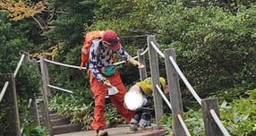 제주 한라산에서 중국인으로 추정되는 여성이 등산로에서 아이에게 대변을 보게 하는 모습이 포착돼 논란이 일고 있다. /사진= 한라산국립공원 홈페이지 캡처